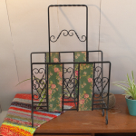 Vintage metalen krantenbak met bloemmotieven